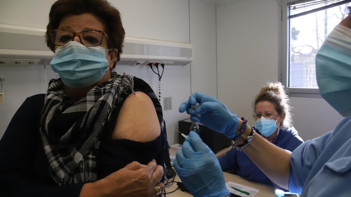 Una usuaria recibe una vacuna contra el covid en el centro sanitario Carlos Castilla del Pino.