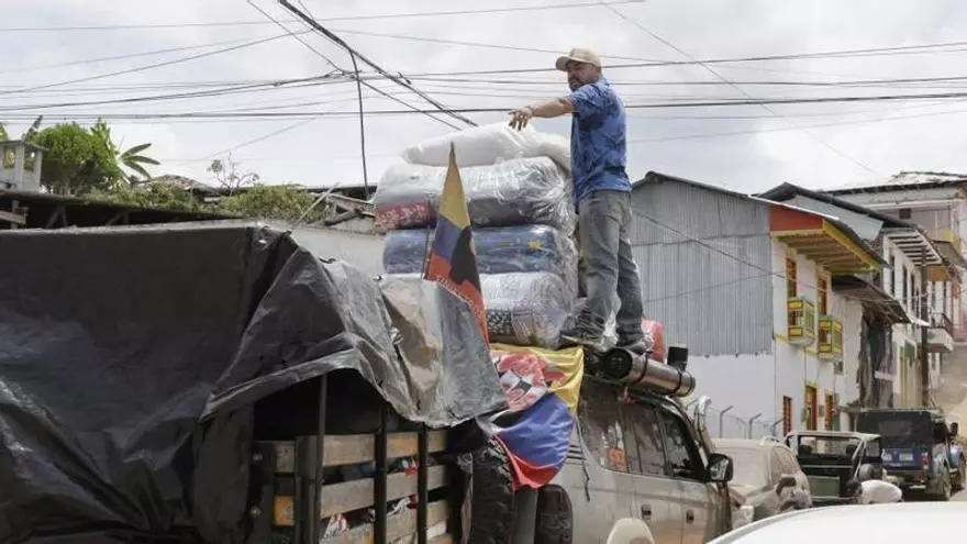 Miles de voluntarios trabajan sin descanso en Bogotá para clasificar y enviar toneladas de suministros a las zonas devastadas por los seísmos