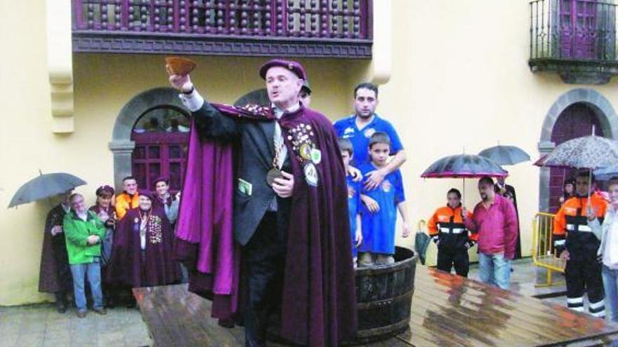 El presidente de la Cofradía del Vino, Raúl Taimil, en pleno discurso, ayer, en Cangas.