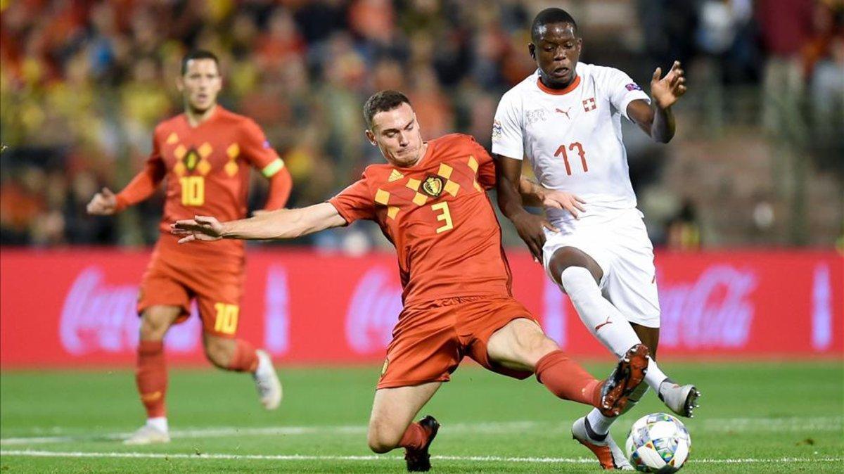 Thomas Vermaelen en una acción con Denis Zakaria en el Bélgica - Suiza