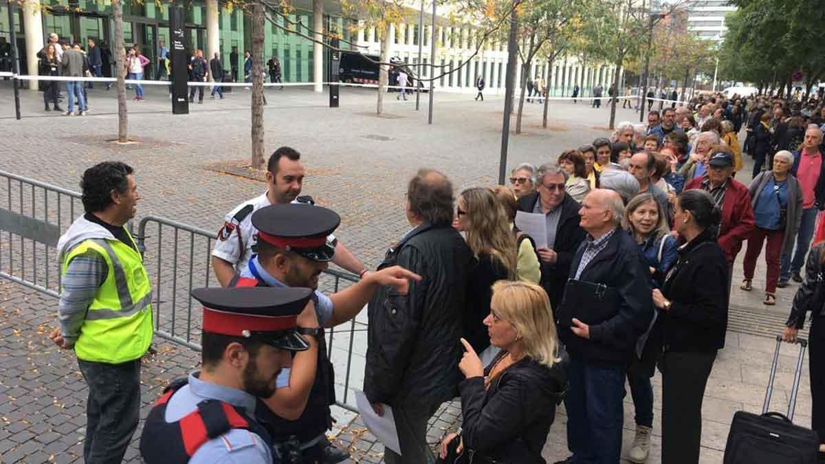 Colas ante la Ciutat de la Justícia para autoinculparse por el 1-O.