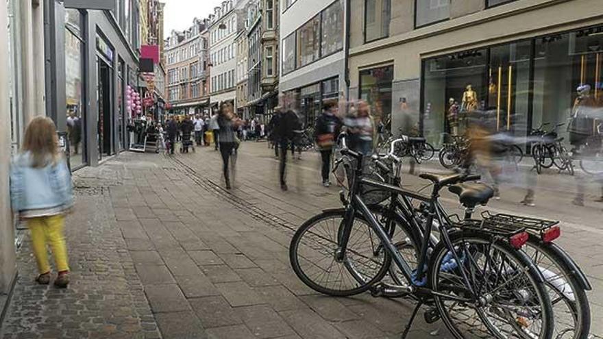 Bicicletas estacionadas en una concurrida calle de Copenhague.