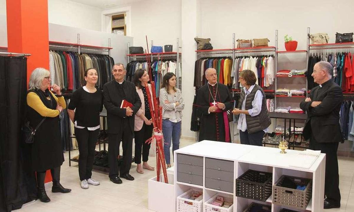 Acto de presentación del nuevo ropero-tienda con la persencia del obispo y personal de Cáritas.  // Iñaki Osorio