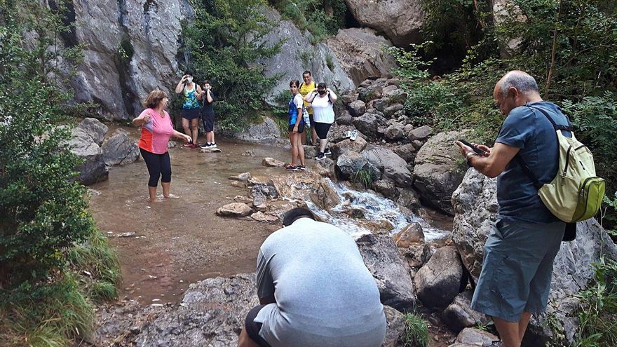 Els ajuntaments podran decidir si permeten el bany en el medi natural