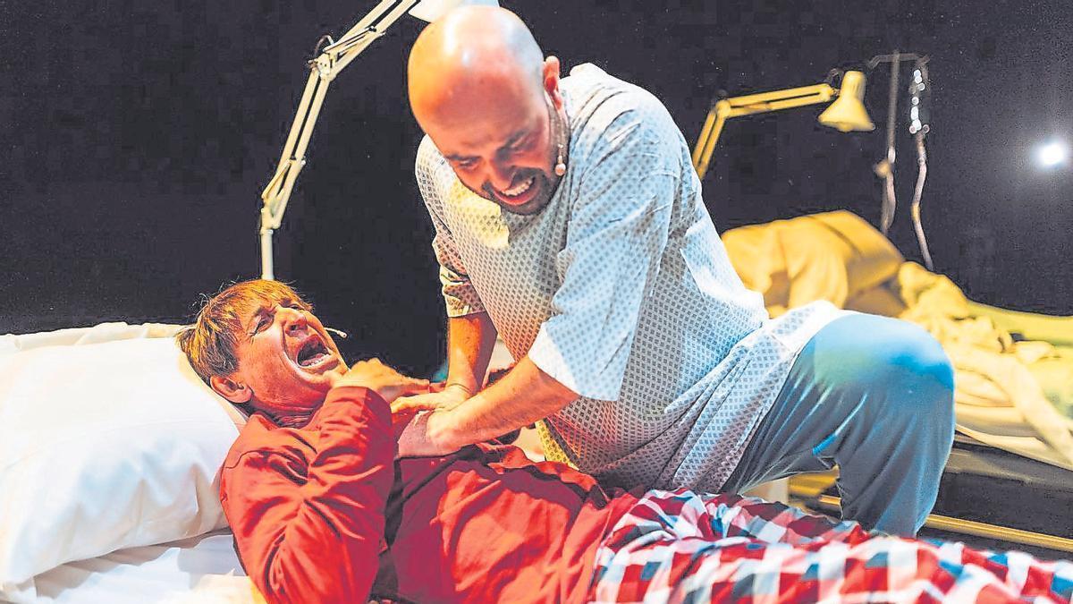 Peyu i Albert Pla en una escena de l'obra.