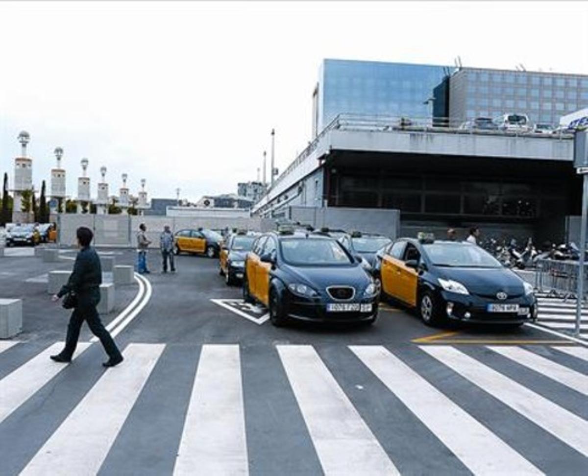 Taxis esperant passatge, dilluns, a la nova parada de l’estació de Sants. Taxis esperant passatge, dilluns, a la nova parada de l’estació de Sants.