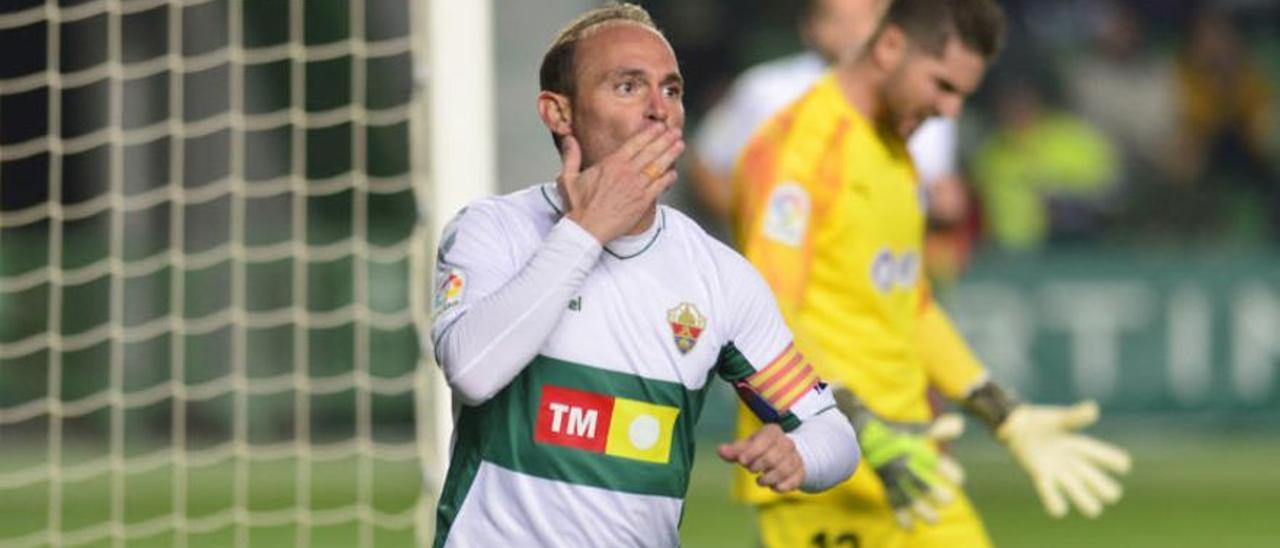 Nino celebrando uno de sus goles con el Elche