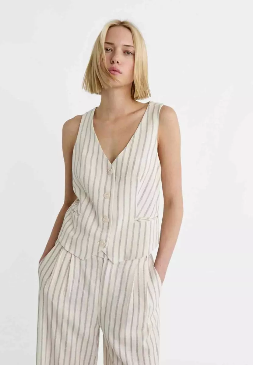 Locura en Stradivarius con los chalecos del verano: 8 modelos muy buscados 7 Moncloa Estilo a rayas: chaleco de lino de Stradivarius