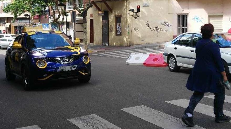 Un coche de autoescuela por la ciudad.