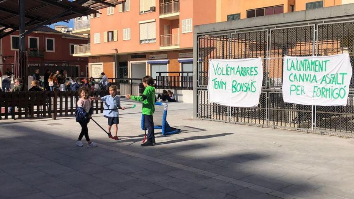 Dos grandes pancartas reivindicativas, ayer en la plaza. | SOM SERRALTA