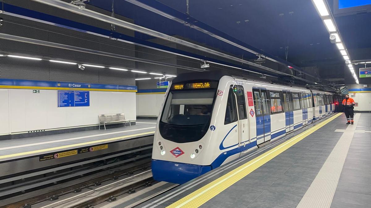 Tren con dirección a Moncloa en la nueva estación de El Casar de la Línea 3 de Metro de Madrid.