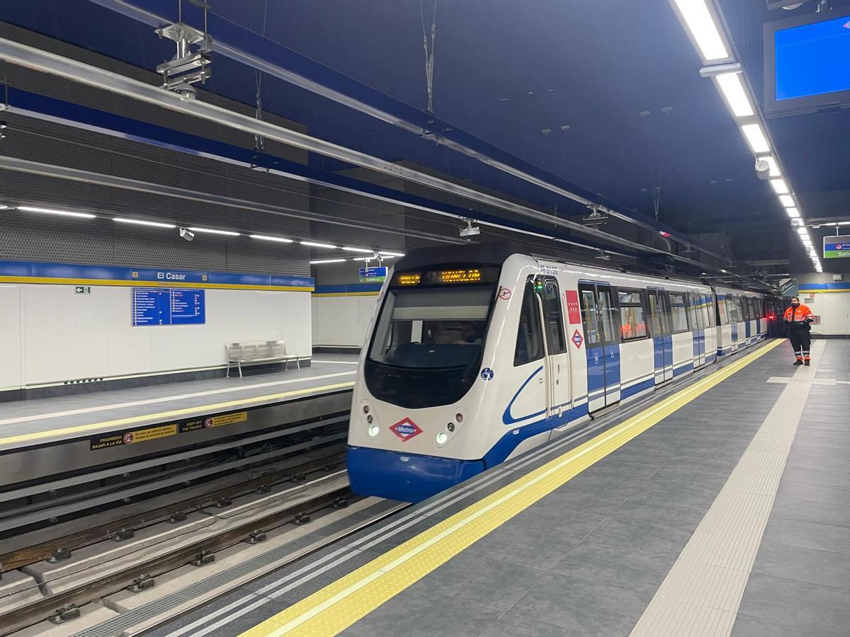 Tren con dirección a Moncloa en la nueva estación de El Casar de la Línea 3 de Metro de Madrid.