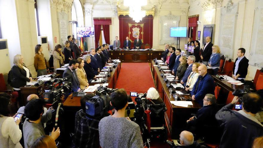 El pleno guardó un minuto de silencio en señal de condolencia por las últimas víctimas de violencia machista en nuestro país.