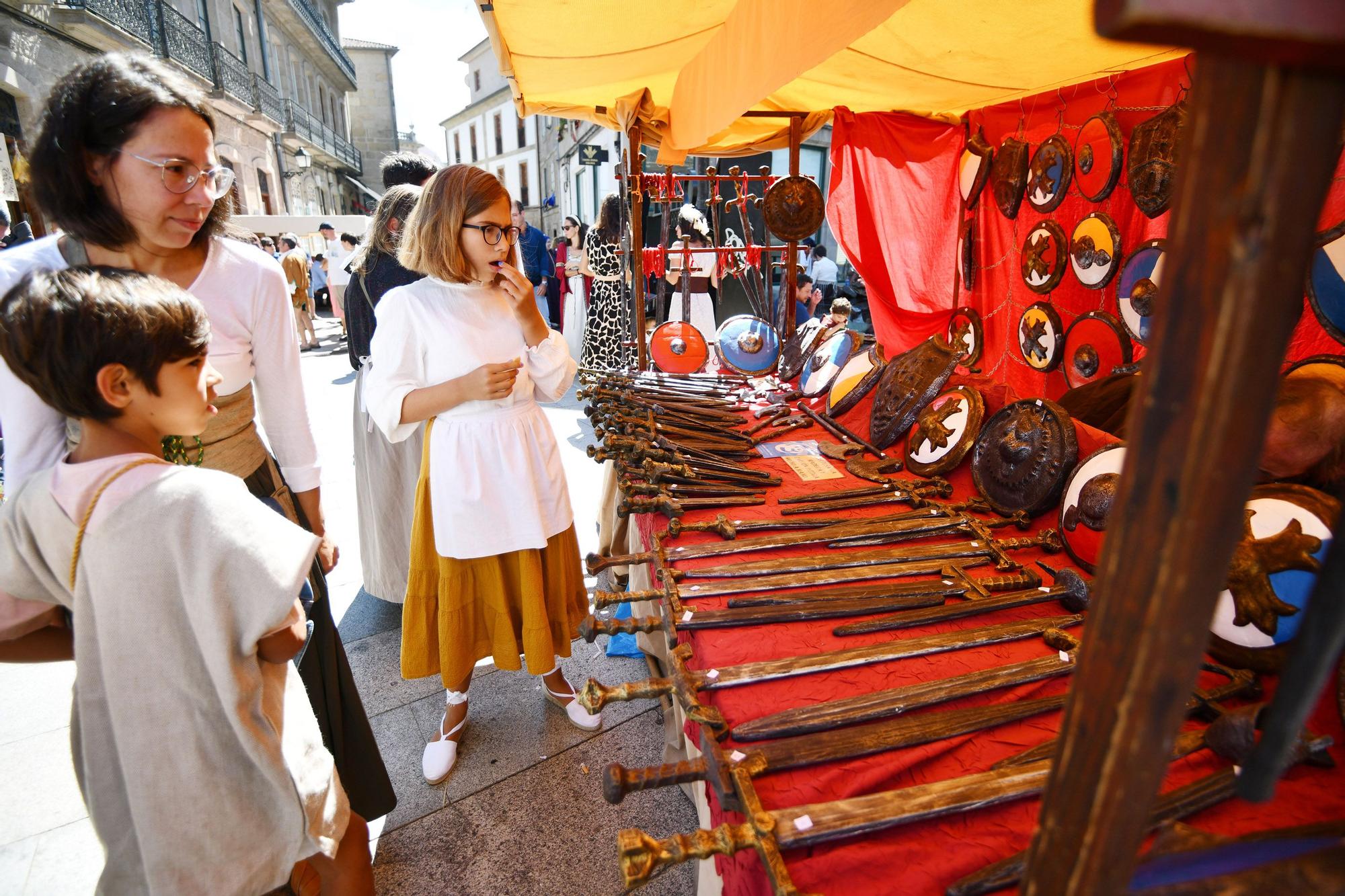 Cortesanos, bufones, damas y caballeros celebran el retorno de su señor: la Feira Franca anima Pontevedra