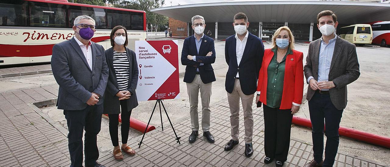 Representantes del Consell y del Ayuntamiento de Gandia, ayer al anunciar la lanzadera a València en la estación de autobuses de Gandia.