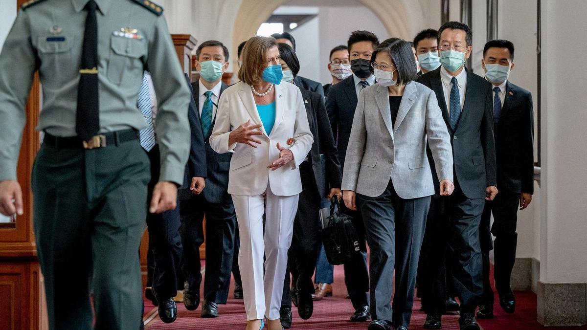 La presidenta de la Cámara de Representantes de Estados Unidos, Nancy Pelosi, asiste a una reunión con la presidenta de Taiwán, Tsai Ing-wen.