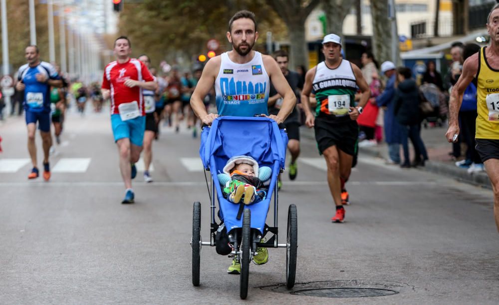 Los veteranos atletas triunfan en la prueba de Benidorm que reunió a más de 2.500 deportistas.