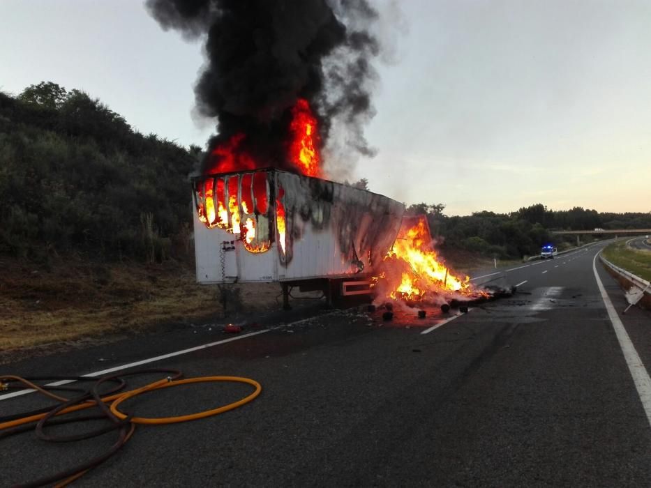 Un camión arde en Riós // FdV