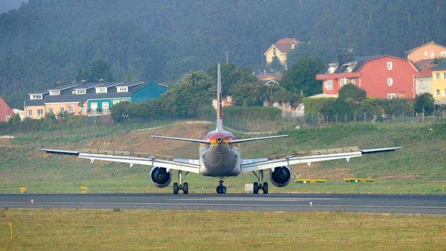 Un avión en la pista de Alvedro.