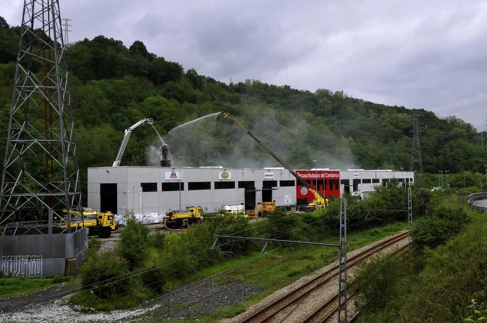 Los bomberos sofocan un incendio en una empresa de neumáticos del polígono langreano de La Moral