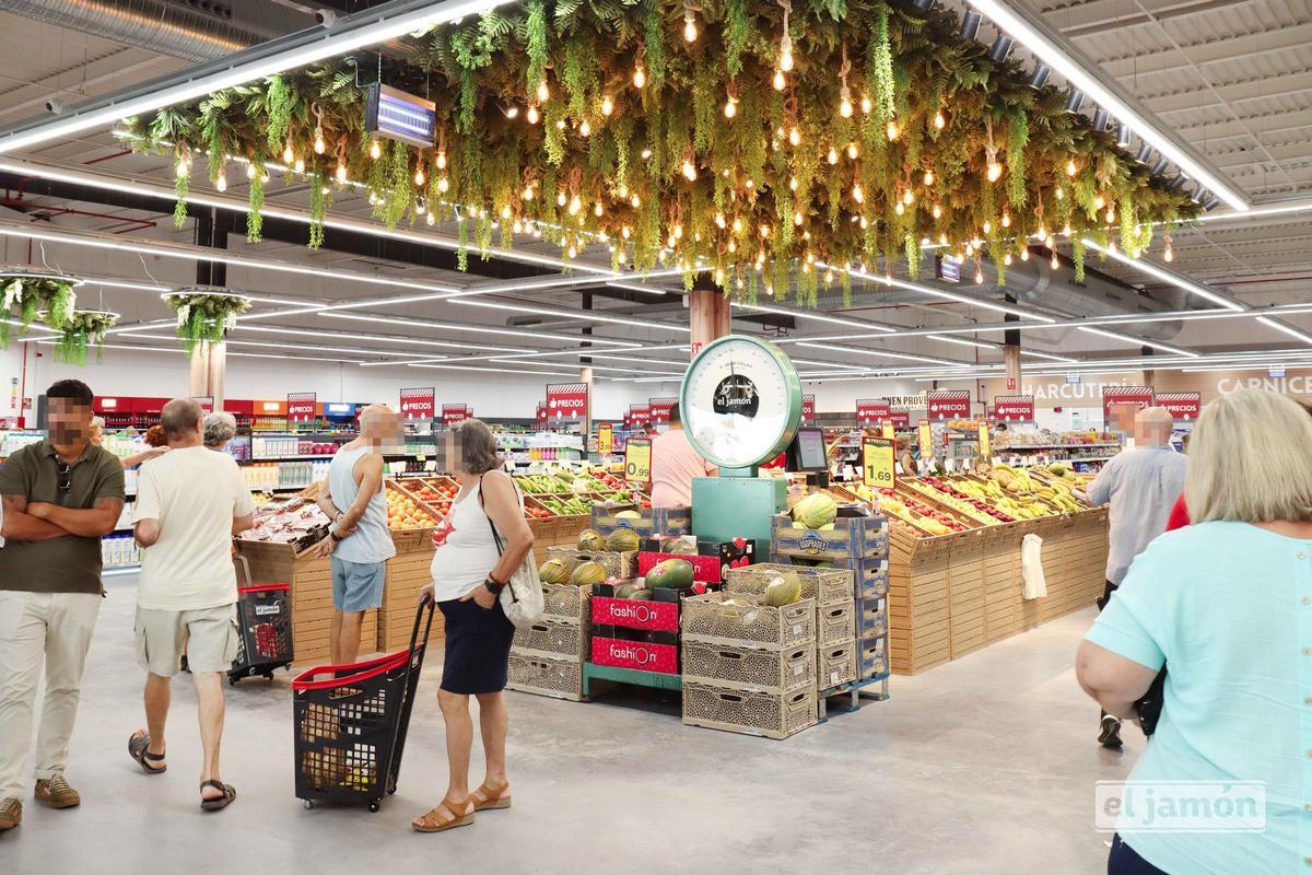 Interior de un supermercado de El Jamón.