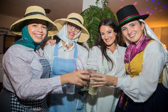 Boda con vestimenta de típicos de Gisela y Aday