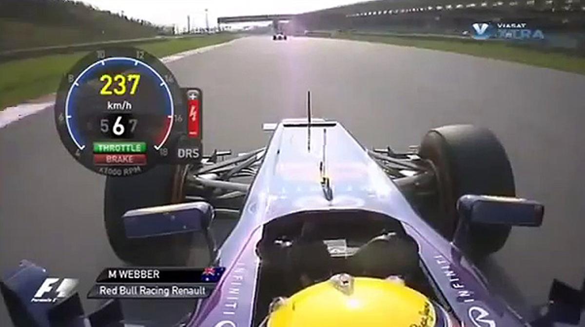 Webber dedica una peineta a Vettel després de ser avançat pel tricampió alemany a Sepang.