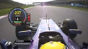 Webber dedica una peineta a Vettel després de ser avançat pel tricampió alemany a Sepang.