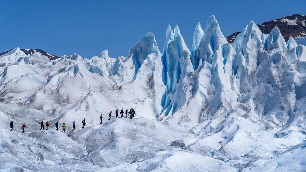Caminar sobre el glaciar Perito Moreno, con guías y crampones, es una de las grandes experiencias de El Calafate.