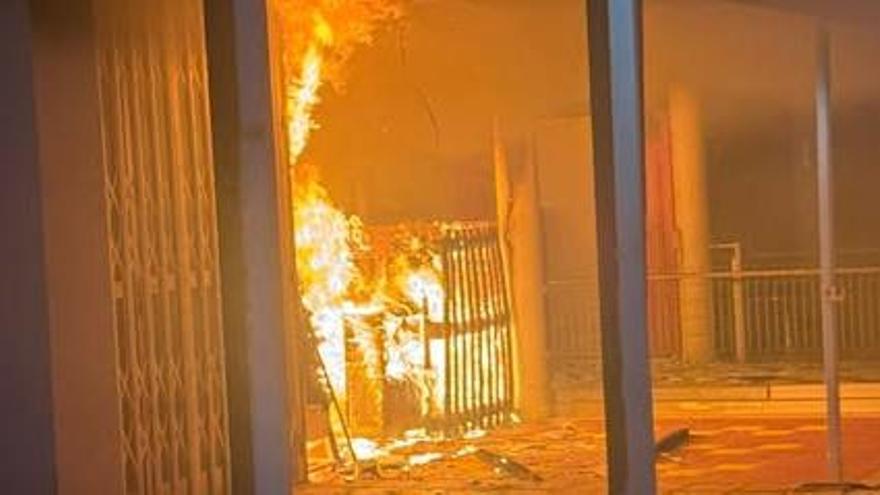 El fuego destruyó la terraza del establecimiento.