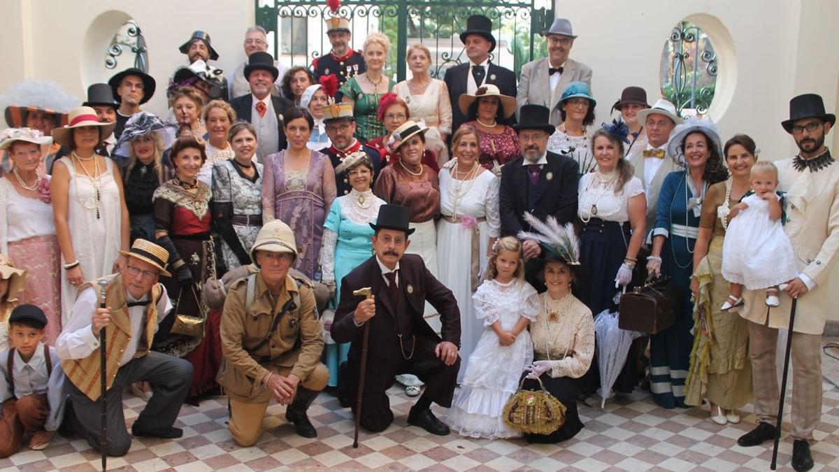 Benicàssim se ha convertido este sábado en el epicentro del modernismo al reunir a colectivos modernistas de toda España gracias a la 'Belle Époque'.