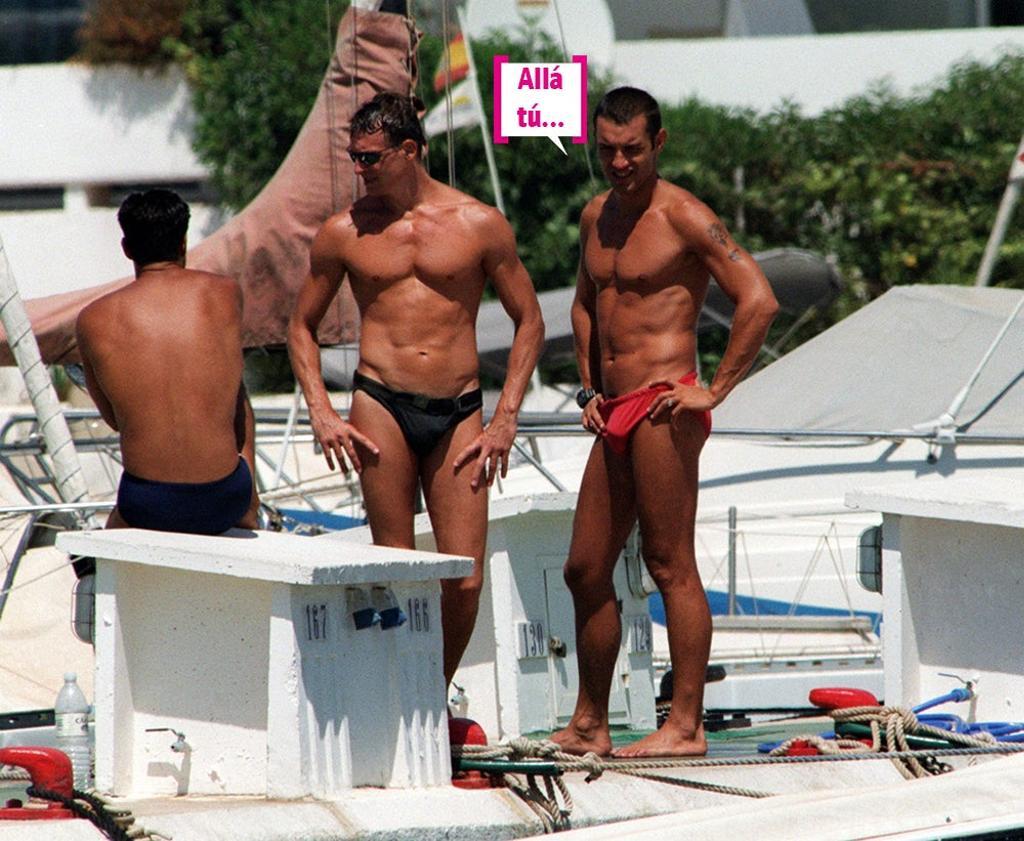 Jesús Vázquez en un barco, con bañador