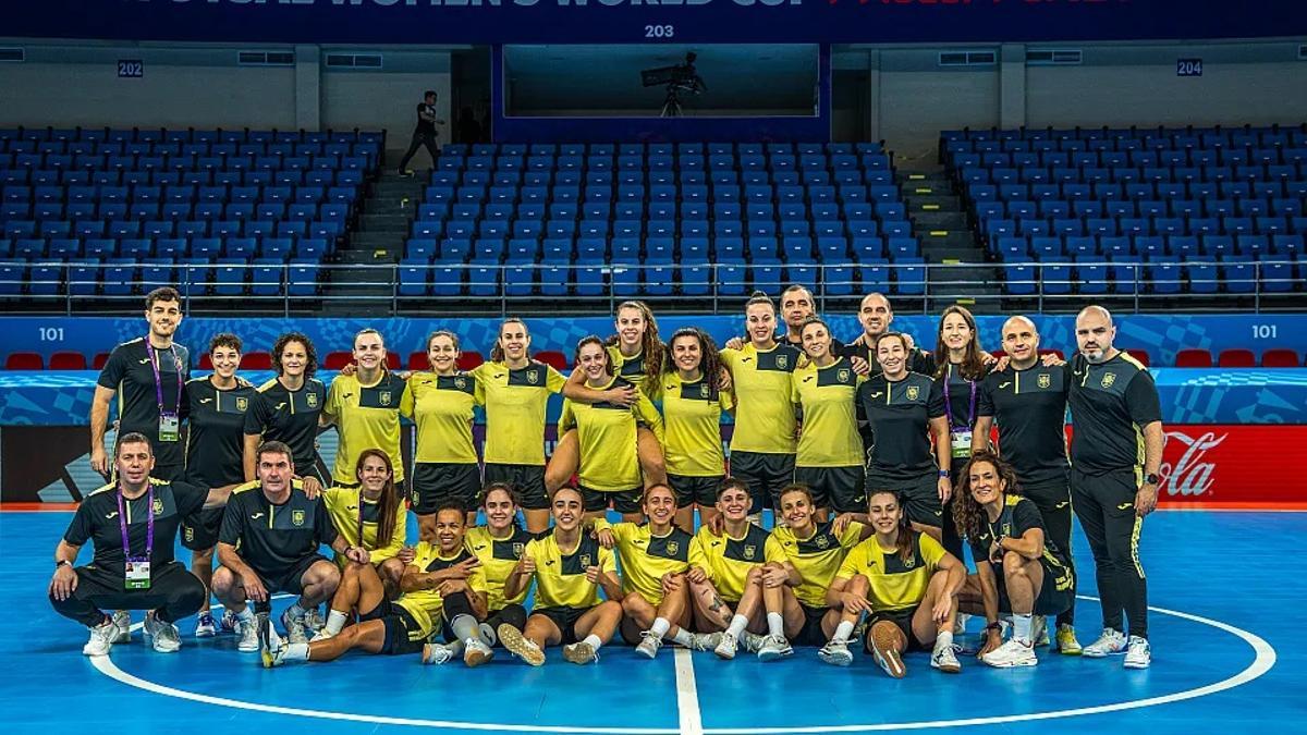 L'equip estatal, ja a Filipines, amb Clàudia Pons, la tercera per l'esquerra de la fila de dalt