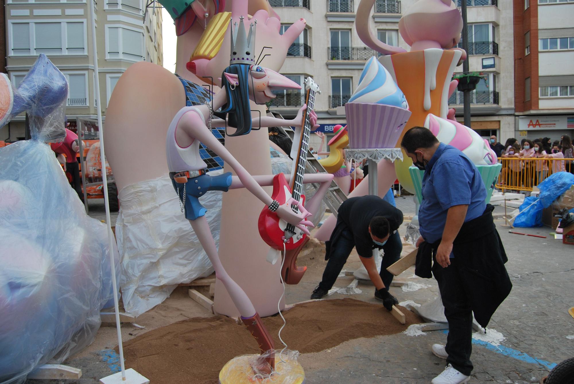 Las mejores imágenes de la 'plantà' de las fallas en Burriana