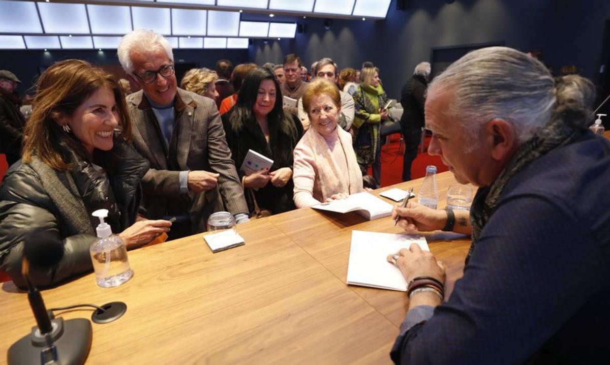 Juan Ramón Lucas, firmando ejemplares de su libro. | Luisma Murias