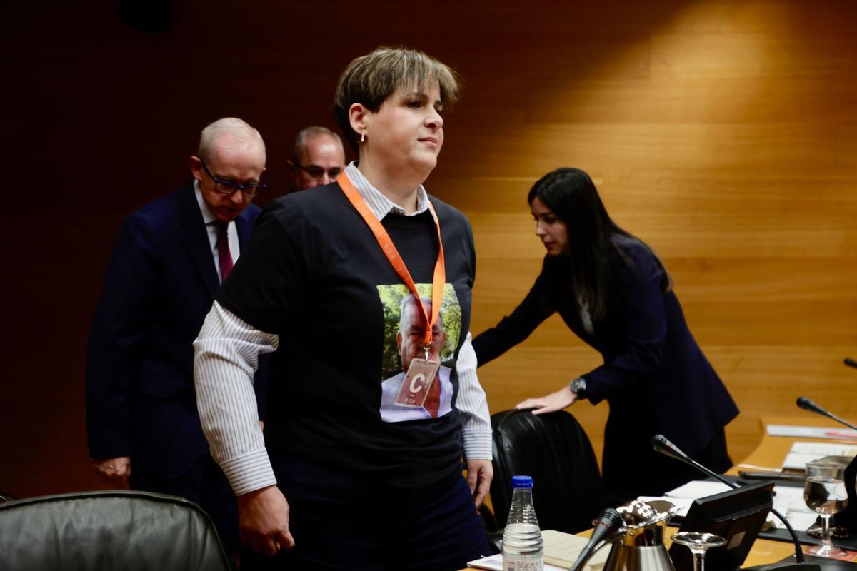 Sonia Fuster, de Sos Desaparecidos, comparece en la comisión de investigación de las Corts, este lunes.