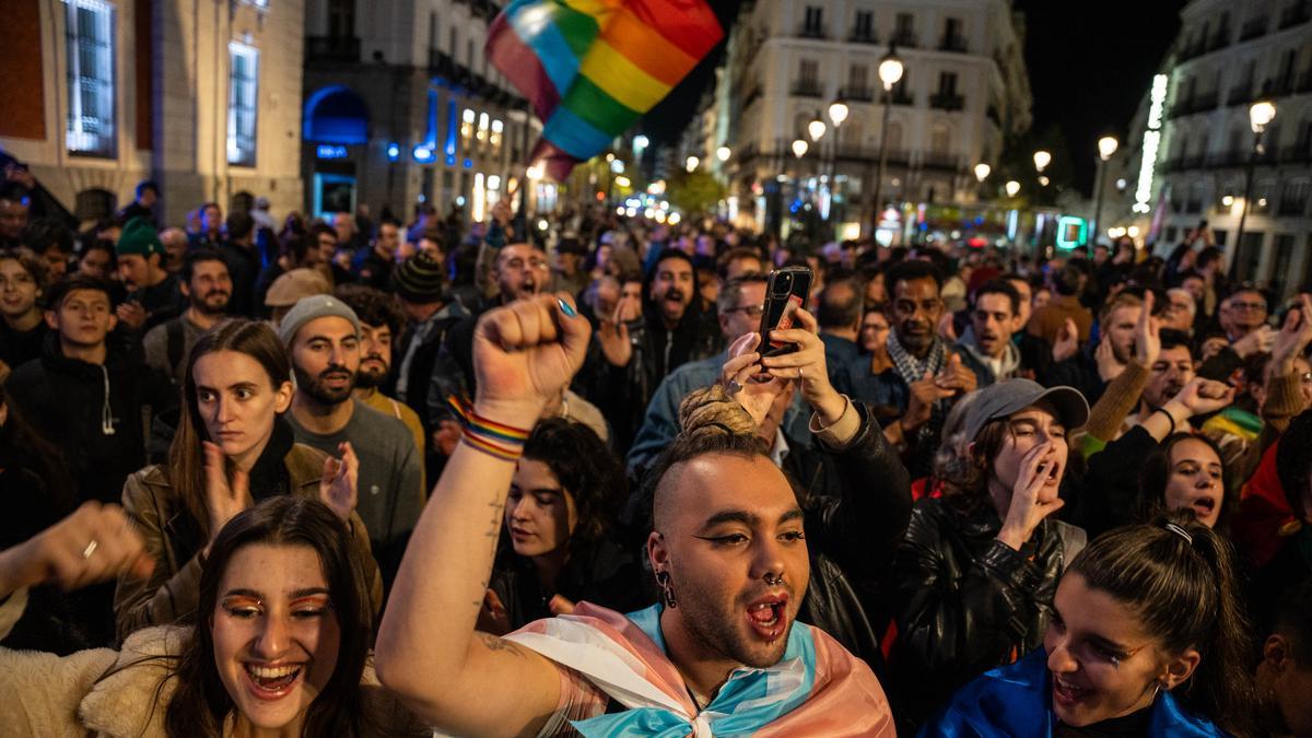 Cientos de personas durante una manifestación para defender las leyes Trans y LGTBI de la Comunidad de Madrid, en la Puerta del Sol, a 13 de noviembre de 2023, en Madrid (España).