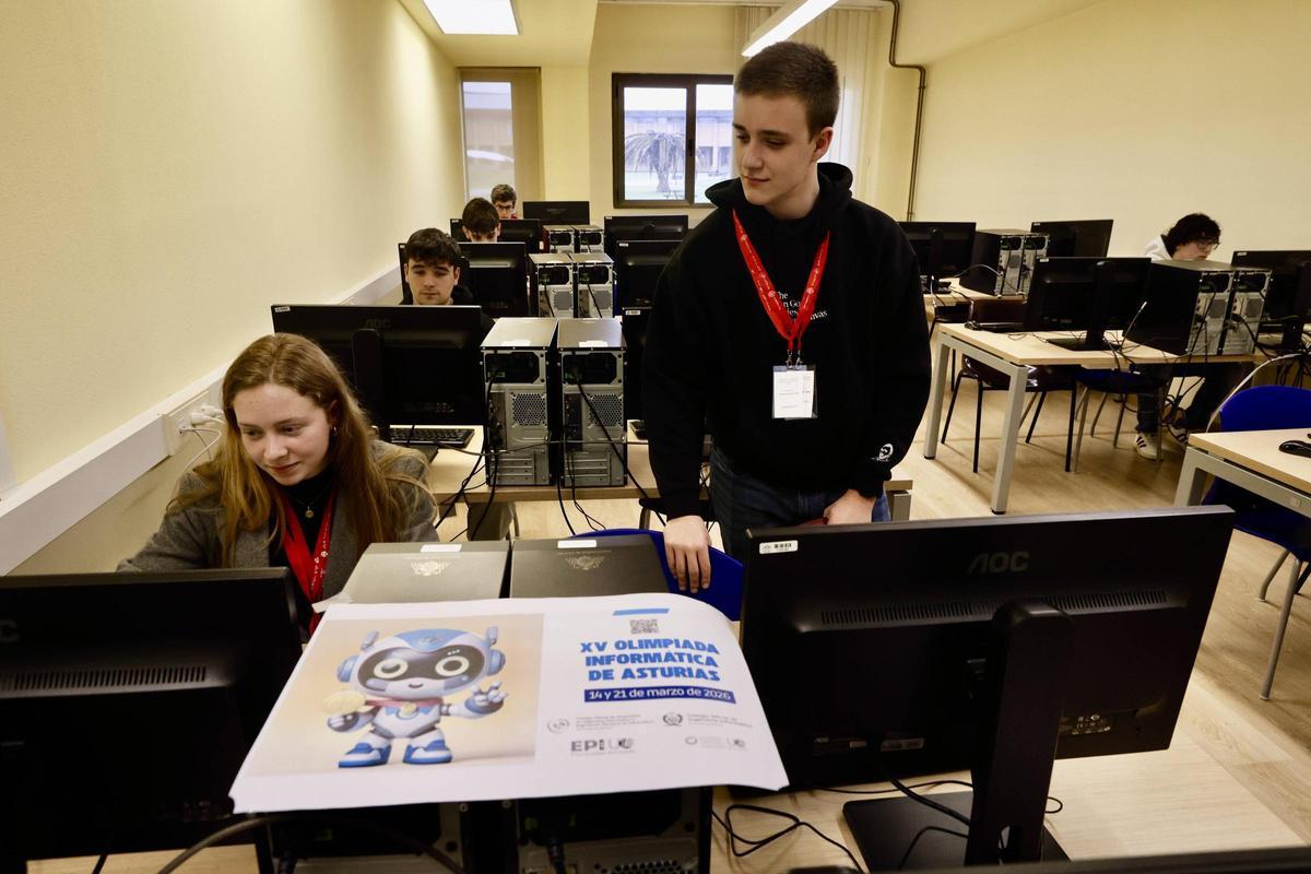 Participantes en la Olimpiada, este sábado en la Escuela Politécnica de Ingeniería.