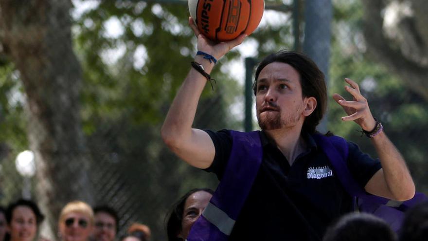 Pablo Iglesias afina puntería  |  Partido de baloncesto mañanero para el candidato de Unidos Podemos, ayer en Madrid.