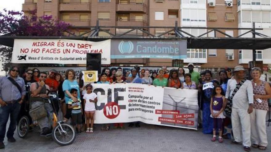 Protesta contra los CIEs, ayer, en la plaza de Roma.