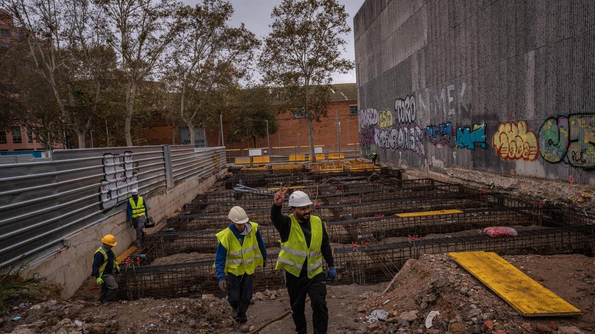 Unos albañiles en la obra de la futura escuela de adultos del Besòs i el Maresme, en Barcelona.