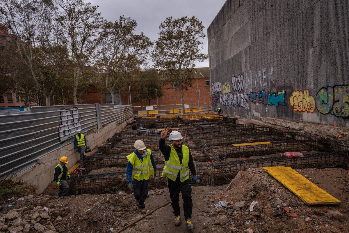 Unos albañiles en la obra de la futura escuela de adultos del Besòs i el Maresme, en Barcelona.