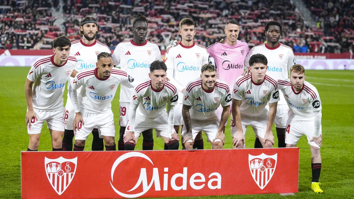 Los jugadores del Sevilla FC posan para una foto durante el partido de fútbol de la liga española, LaLiga EA Sports, disputado entre el Sevilla FC y el RC Celta de Vigo en el estadio Ramón Sánchez-Pizjuán.
