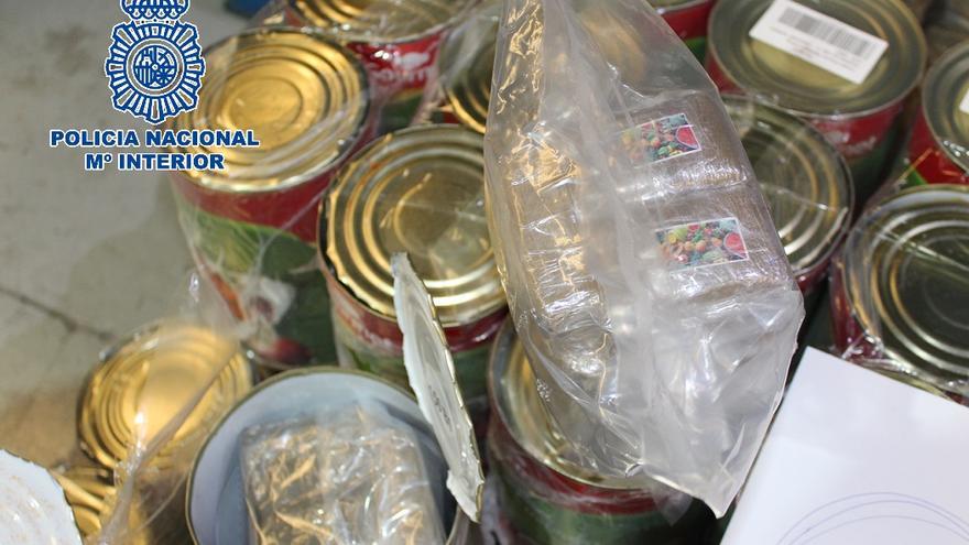 Polen de hachís oculto en las latas de tomate.