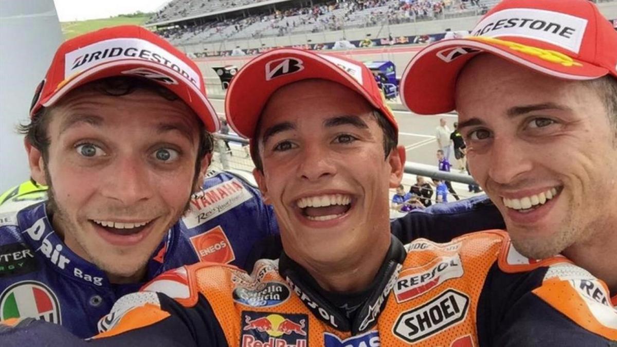 Valentino Rossi, Marc Márquez y Andrea Dovizioso se hacen un selfie en el GP de EEUU del 2015.