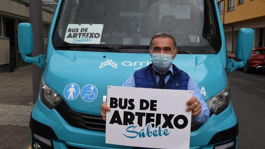 Un conductor de Arriva del servicio municipal de Arteixo, Daniel Castro, en un autobús.