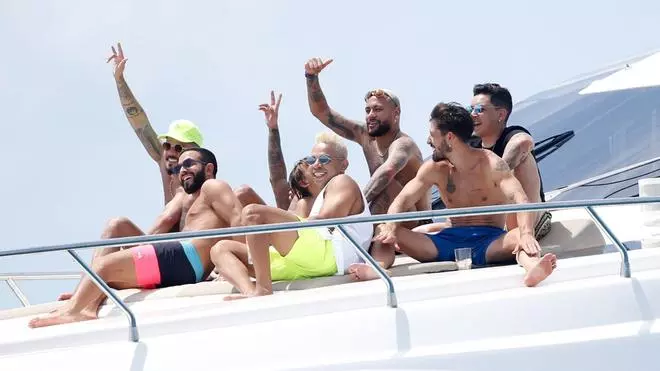 Neymar navega con unos amigos en Ibiza