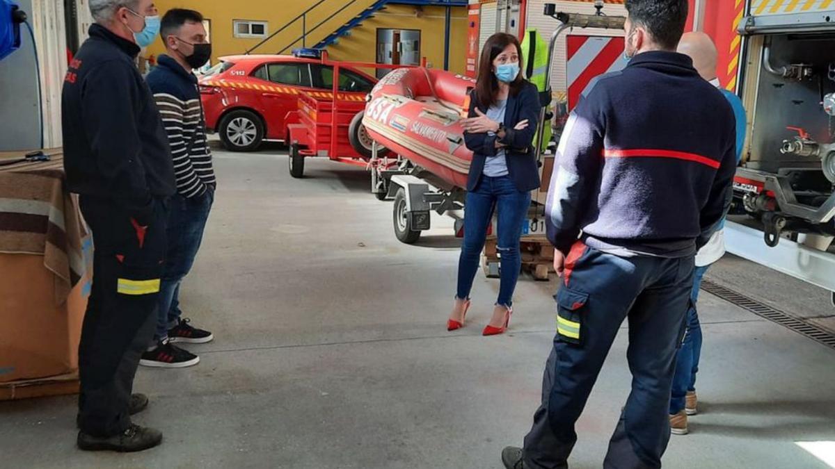 Belén Villar en una visita al Parque de Bomberos de Ponteareas.  | // D.P.