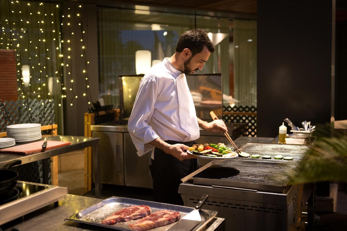 El restaurante Oro Negro ofrece una gran selección de platos tradicionales con un toque vanguardista.
