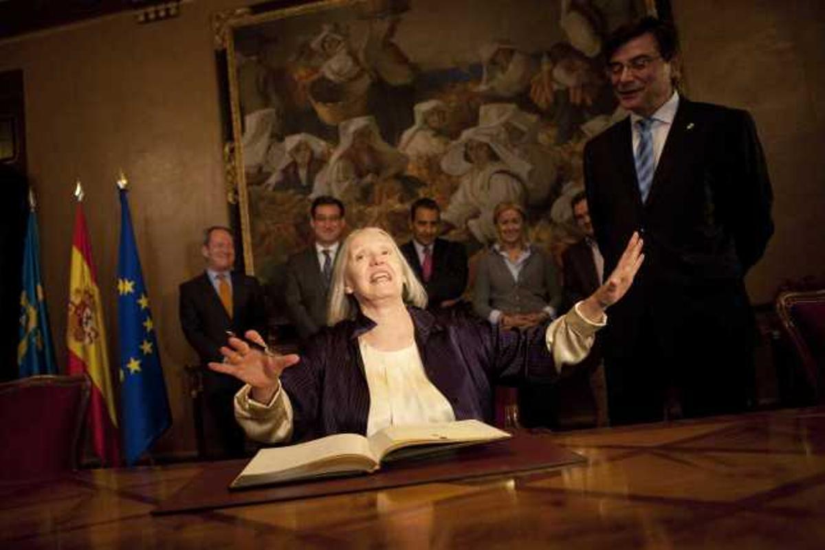 Sassen bromea con los fotógrafos tras firmar en el libro de la Junta General.